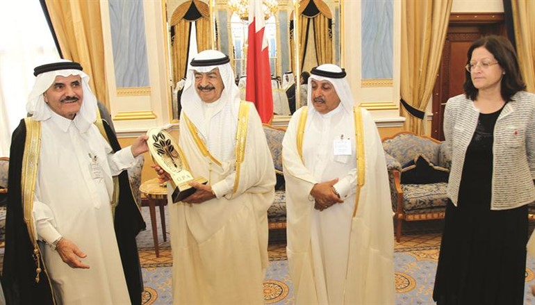  الامير خليفة بن سلمان يتلقى درعا تذكارية من تركي السديري﻿