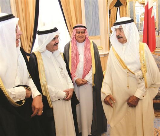 صاحب السمو الملكي الامير خليفة بن سلمان مستقبلا الزميلين تركي السديري واحمد بهبهاني واعضاء الاتحاد﻿
