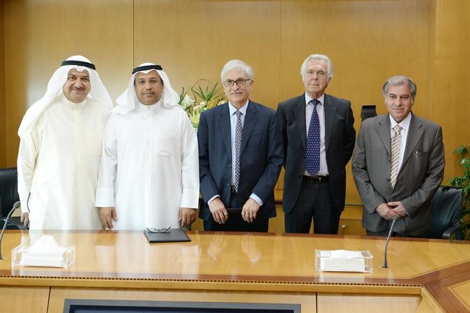  دعمر البناي ودكاظم بهبهاني ومخالد الحسن ومايكل فيربوت ورياض الشرف بعد توقيع الاتفاقية﻿