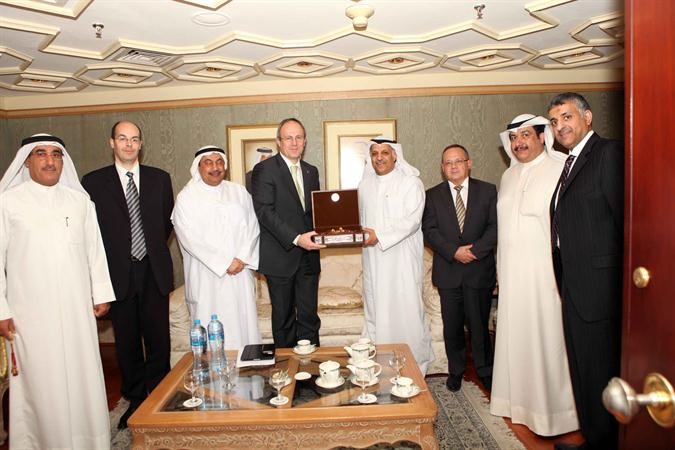 دمحمد الهيفي يتبادل الدروع التذكارية مع دميكلوش سوتشكا﻿