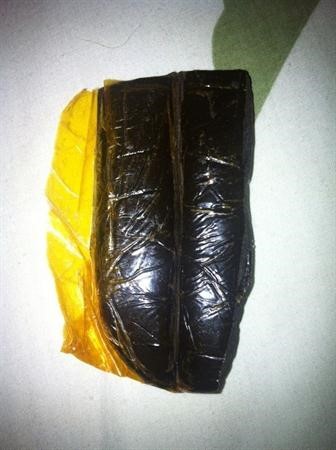 كف الحشيش وضع اسفل مقعد السائق 