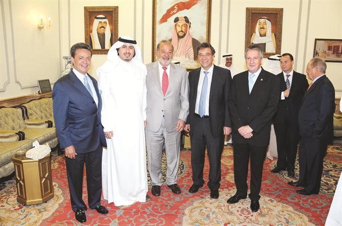 كارلوس سيلم واحمد حمد الحمد مع عدد من الحضور