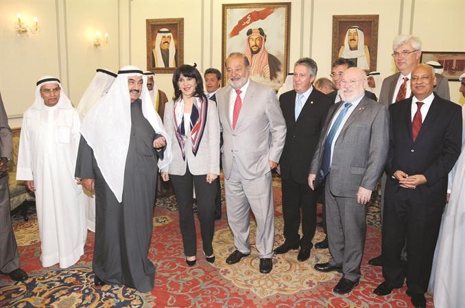 سمو الشيخ ناصر المحمد مرحبا بكارلوس سليم وعدد من السفراء والديبلوماسيين

