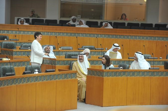 الشيخ احمد الحمود ود رولا دشتي والشيخ سلمان الحمود خلال الجلسة يستمعون لصفاء الهاشم﻿