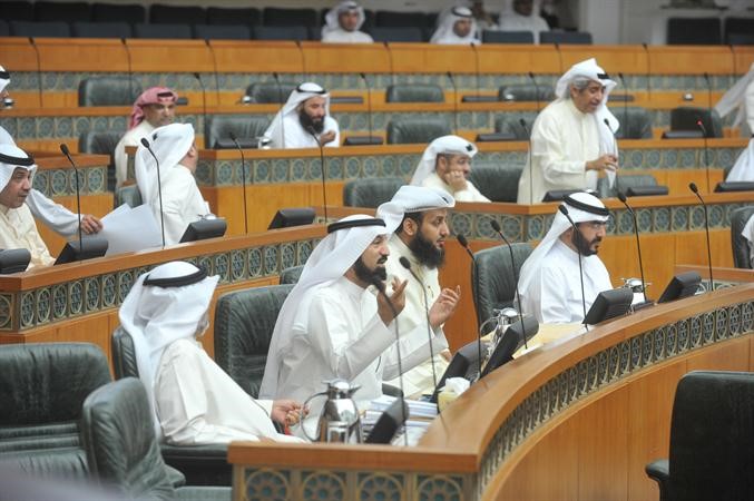 خالد العدوة وحماد الدوسري وسعدون حماد اثناء الجلسة﻿