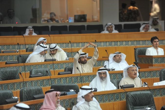 عصام الدبوس يطلب نقطة نظام وبجانبه فيصل الكندري﻿