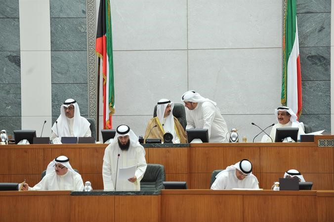 رئيس مجلس الامة علي الراشد ونائبه مبارك الخرينج وامين السر كامل العوضي على المنصة وتبدو الامانة العامة	متين غوزال﻿