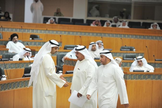 خلف دميثير في جلسة امس وبجانبه هاني شمس والشيخ محمد العبدالله﻿
