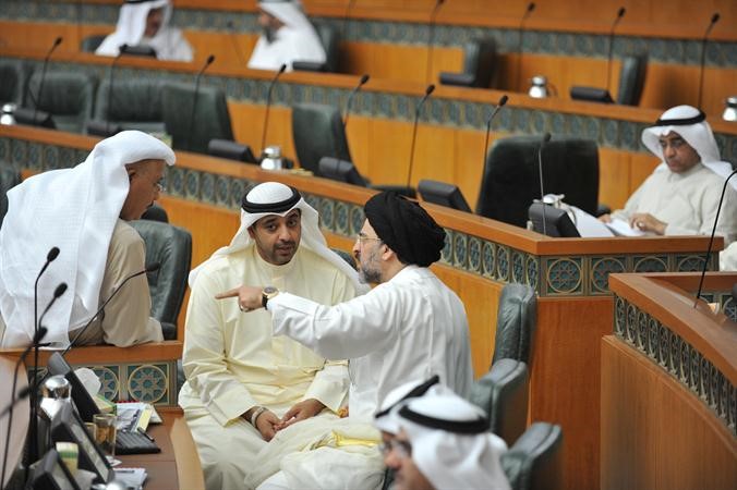 نقاش بين الشيخ محمد العبدالله وسيد حسين القلاف﻿