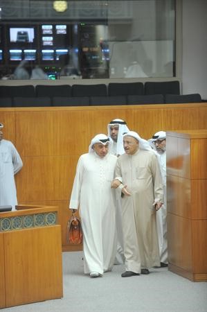 نبيل الفضل ودعبدالحميد دشتي اثناء دخولهما القاعة﻿