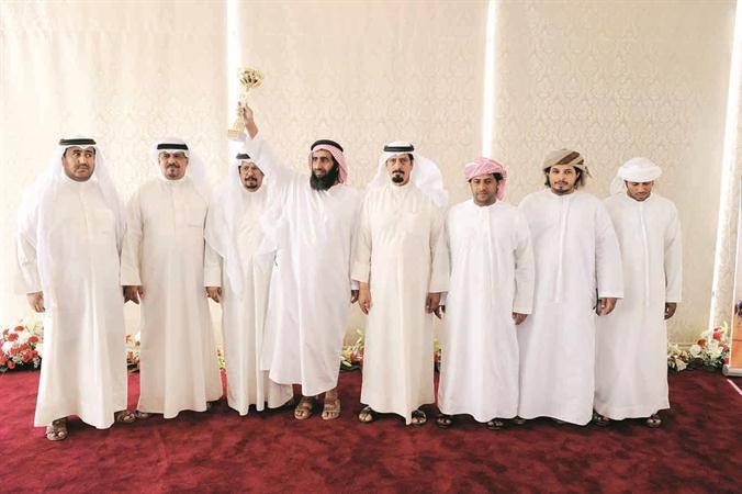 تسليم الكاس لاحد الفائزين في السباق