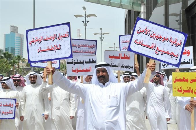 المعتصمون رفعوا لافتات توضح مطالبهم