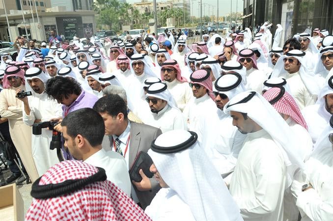 المعتصمون امام مقر شركة خدمات القطاع النفطي في الصالحية