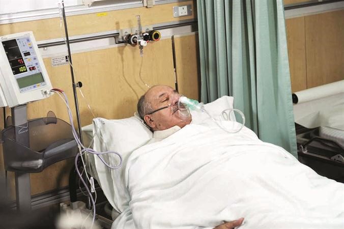 الفنان الكبير احمد الصالح في العناية المركزة هاني عبدالله