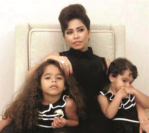 شيرين وابنتاها بالاسود﻿