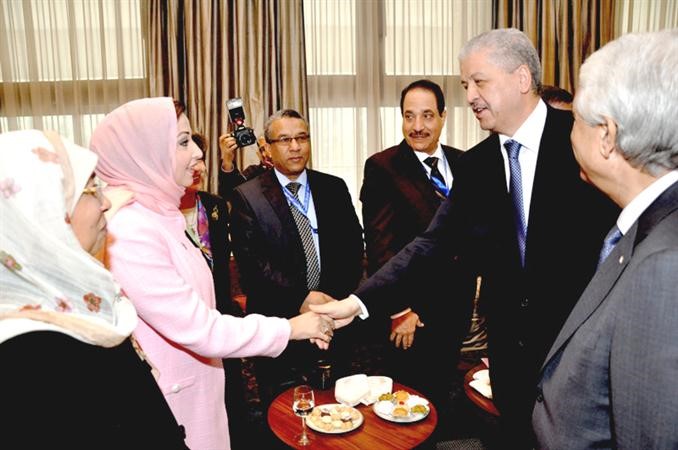  الوزيرة ذكرى الرشيدي مصافحة احد المشاركين
