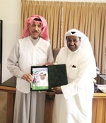 الشيخ سلمان الحمود يتسلم نسخة من كتاب الحوطي 