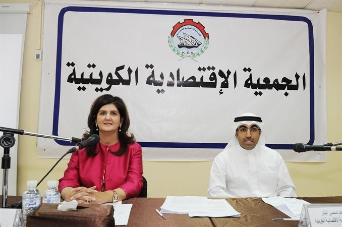 دندى المطوع خلال ندوة الجمعية الاقتصادية قاسم باشا