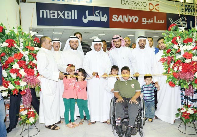 عبدالعزيز المطيران يقص شريط الافتتاح