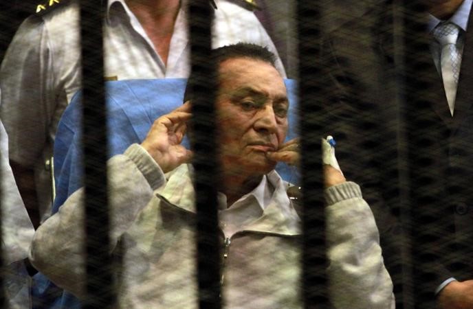 صورة ارشيفية لمبارك خلال سماعه قرار المحكمة باخلاء سبيله في قضية قتل المتظاهرين