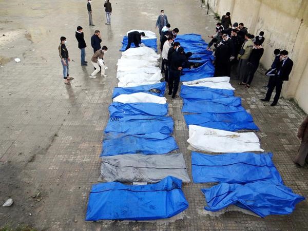 جثث نحو 30 سوريا عثر عليها مقتولة ومكبلة الايدي في حلب امس الاول افپ 