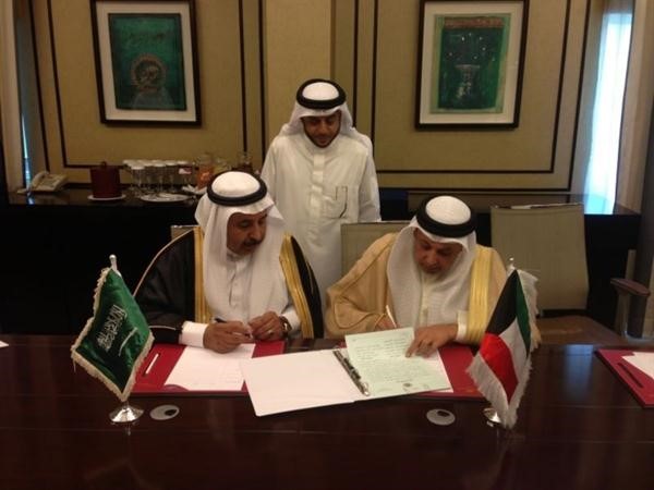 اللواءان القناعي والعرادي خلال توقيع المذكرة