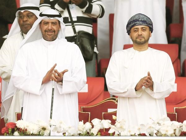 الشيخ احمد الفهد والى جانبه رئيس الاتحاد العماني خالد البوسعيدي 
