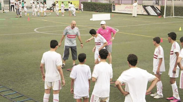 عفت نصار يوجه اللاعبين اثناء التدريبات