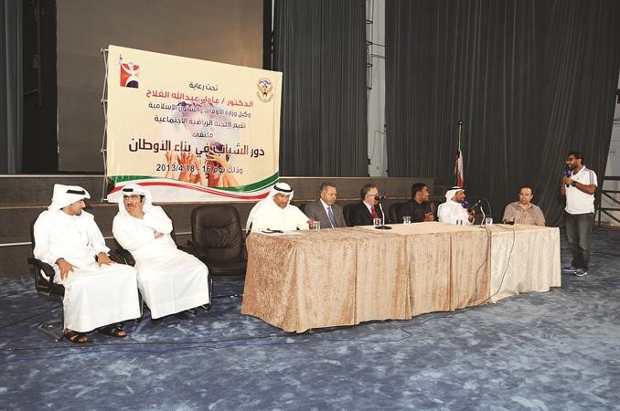 مايك يبدا بتوجيه الاسئلة 