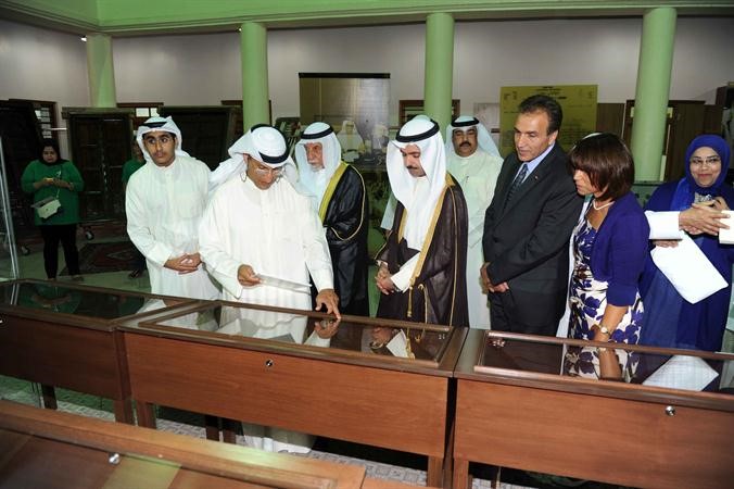 الرئيس علي الراشد وعبدالعزيز الغنام وفتوح الدلالي خلال المعرض