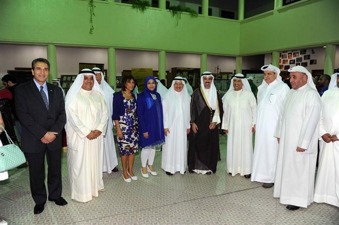 الرئيس علي الراشد متوسطا الحضور في لقطة تذكارية