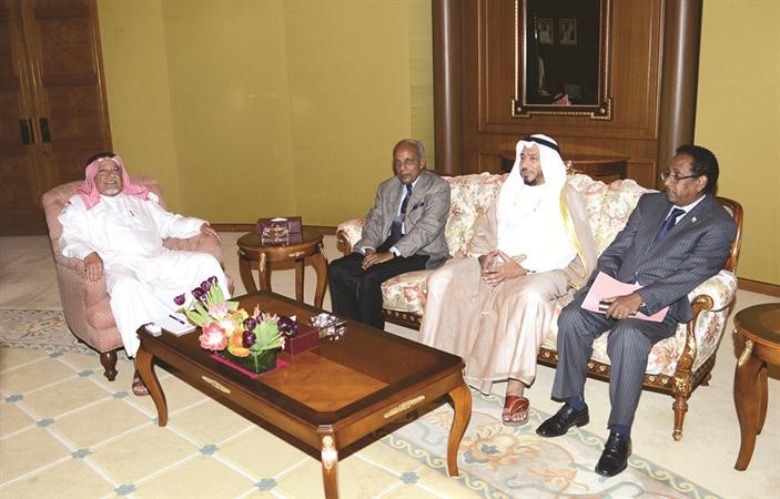 نائب وزير شؤون الديوان الاميري الشيخ علي الجراح خلال تسلمه الرسالة الخطية من مستشار رئيس جيبوتيفهمي احمد الحاج ﻿