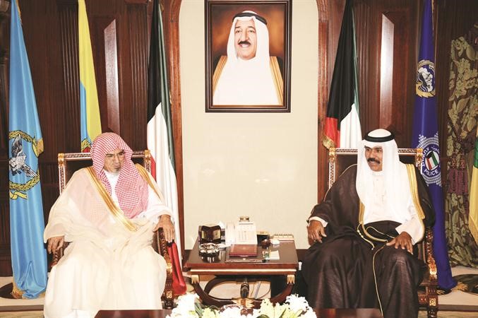 سمو ولي العهد الشيخ نواف الاحمد مستقبلا امام وخطيب المسجد الحرام ﻿