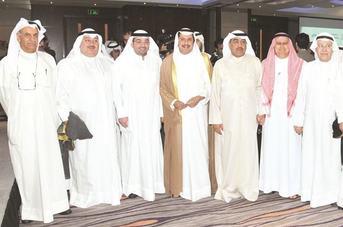 الشيخ عزام الصباح مستقبلا الزملاء احمد بهبهاني ورئيس التحرير يوسف خالد المرزوق وعماد بوخمسين ووليد النصف وعدنان الراشد 