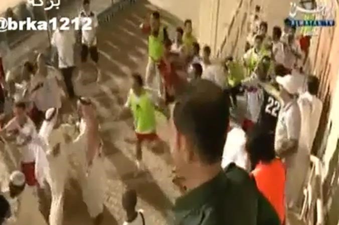 بالفيديو.... مشاجرة وضرب بالكراسي في مباراة الفحيحيل وخيطان