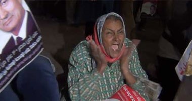 بالفيديو.. عجوز" تلطم" على وجهها وتطالب بحبسها مع مبارك