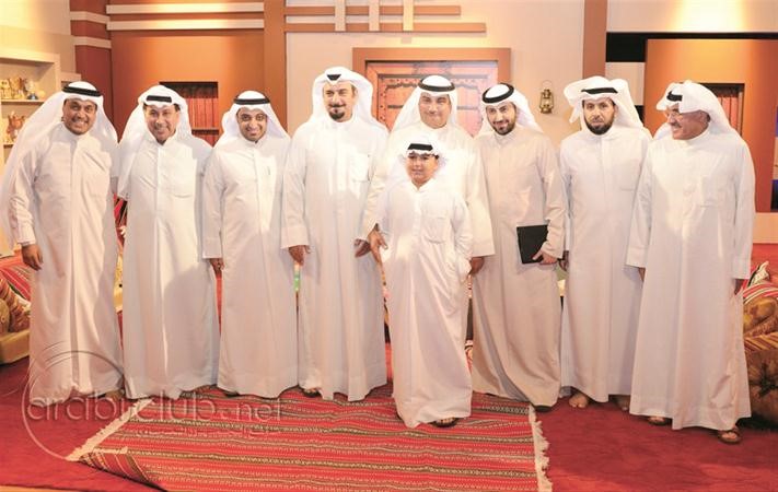 فريق الديوانية مع رئيس النادي العربي جمال الكاظمي﻿