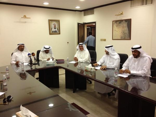 م اسامة الدعيج وم فهد الفهد وراشد الحشان خلال المؤتمر الصحافي﻿