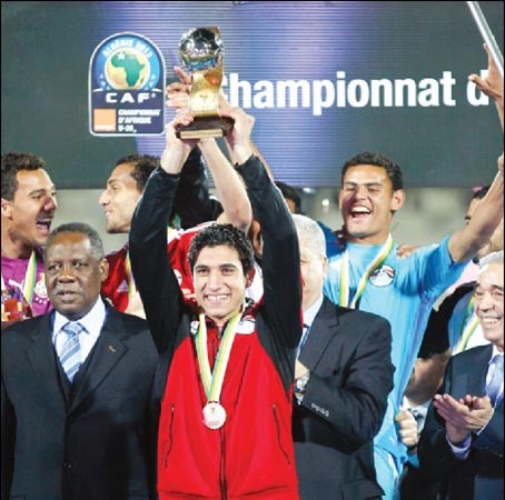 كابتن الفراعنة رامي ربيعة يحمل كاس افريقيا للشباب