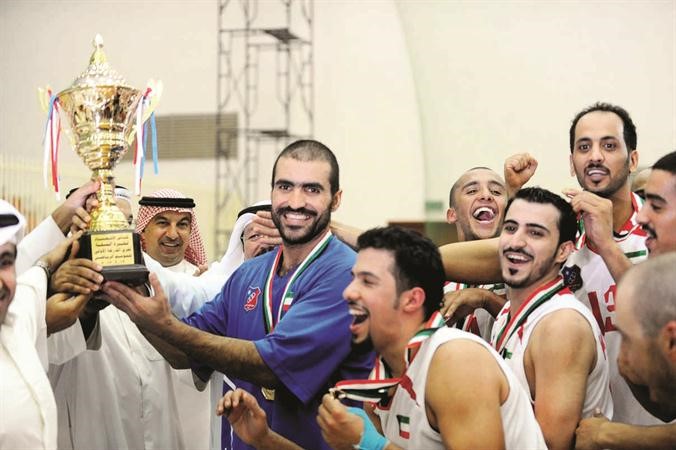 كابتن سلة الكويت احمد المطيري يتسلم كاس الاتحاد وسط فرحة زملائه 	عادل اليعقوب﻿