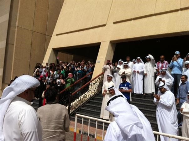 عدد كبير من موظفي الامانة العامة للتخطيط خلال اضرابهم عن العمل﻿