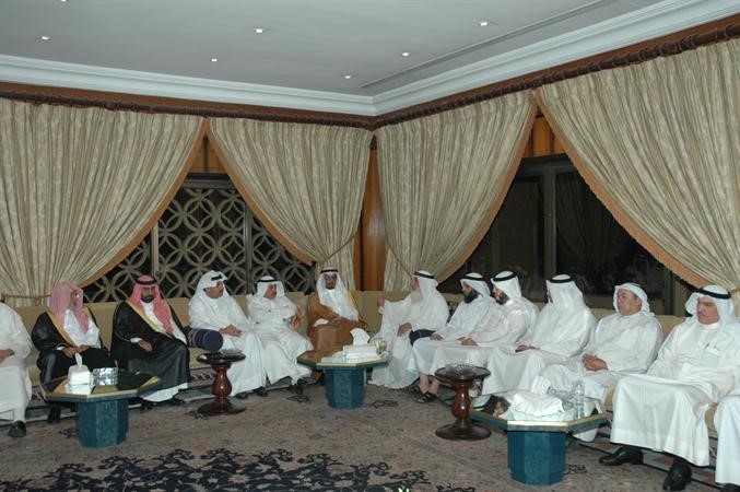 جانب من الحضور خلال حفل العشاء الذي اقامه الشيخ حمد جابر العلي على شرف ضيف الكويت العلامة بن حميد﻿