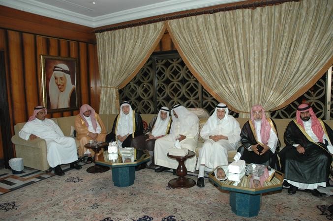وزير الاعلام وبن حميد وجانب من الحضور﻿