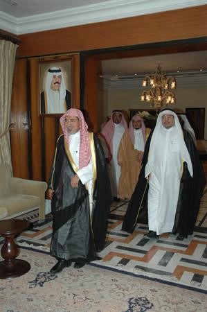 امام المسجد الحرام لدى وصوله ديوان الشيخ حمد جابر العلي بصحبة دعادل الفلاح﻿