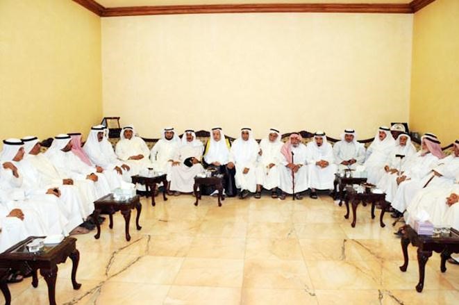 شيخ قبيلة العوازم فلاح بن جامع متوسطا ابناء القبيلة خلال حفل العشاء 