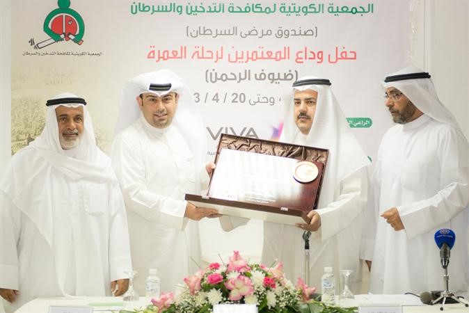 عبد الرزاق العيسى يتسلم درع لرعاية VIVA