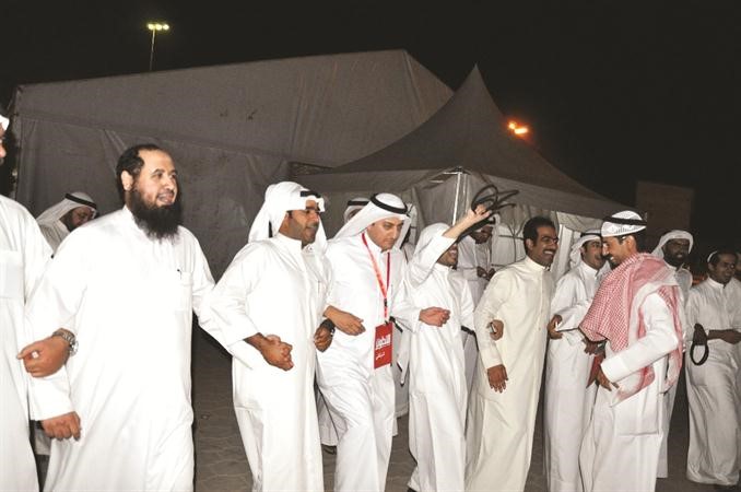 العجمي يقود العرضة﻿