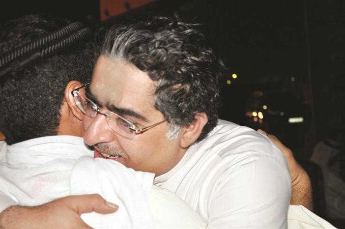 الكندري معانقا احد الانصار﻿