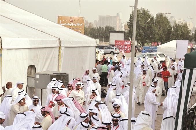 حشود انتخابية خلال التصويت﻿