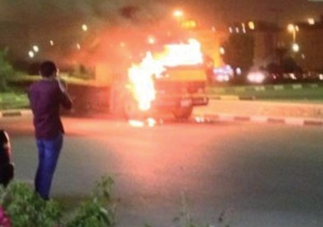 المتظاهرون احرقوا مركبة وقاموا باعمال عنف وشغب بمنطقة الاندلسصورة وزعتها امس وزارة الداخلية مع بيان حول الاحداث